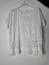 Bluse med broderi og pailletter hvid - ITJULI25